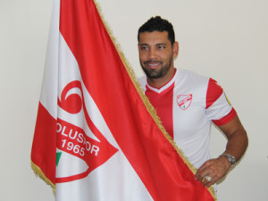 André Santos com a camisa e bandeira do Boluspor