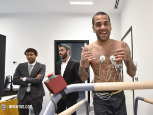 Daniel Alves faz exames na Juventus