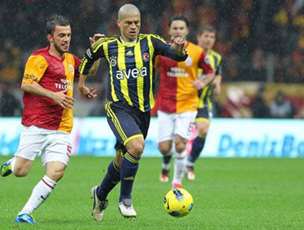 Alex marca gol no Galatasaray